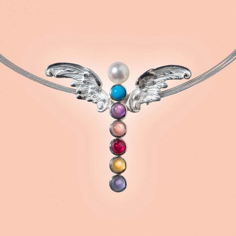 Anhänger „Seraphina“ aus Sterling Silber mit Flügelmotiv, Perle und farbigen Edelsteinen in vertikaler Anordnung