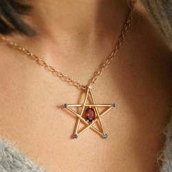 Pentagramm – Anhänger in Roségold und Platin mit Rhodolith, Safiren und Brillant
